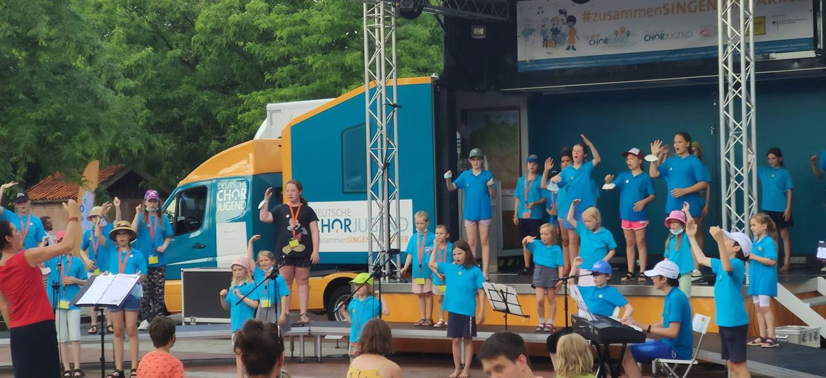 das-chorwerk-potsdam-praesentiert-der-singbus-in-potsdam